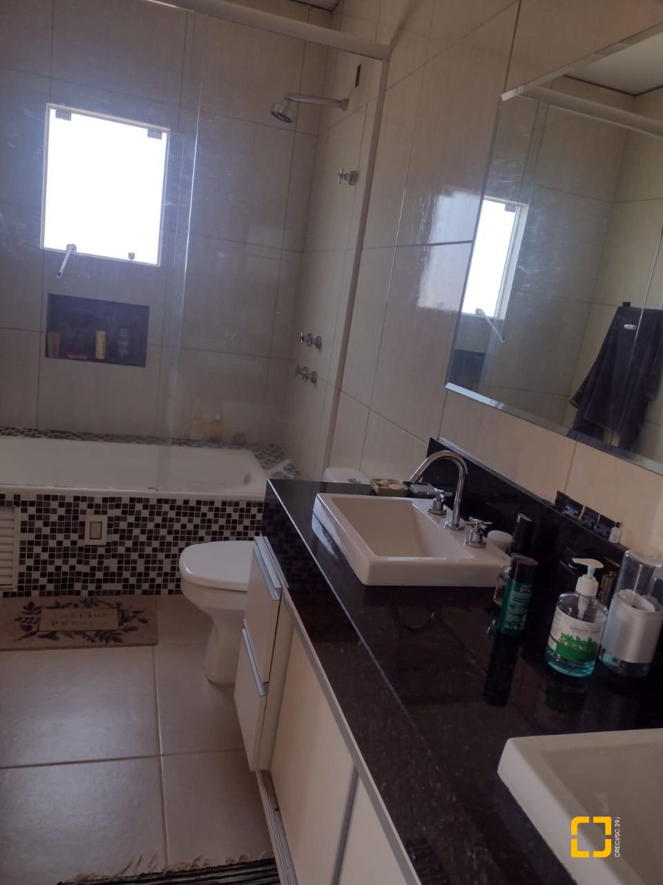 Casa com 140m², 10 quartos (sendo 5 suítes), 3 garagens, no bairro Rio Vermelho em Florianópolis