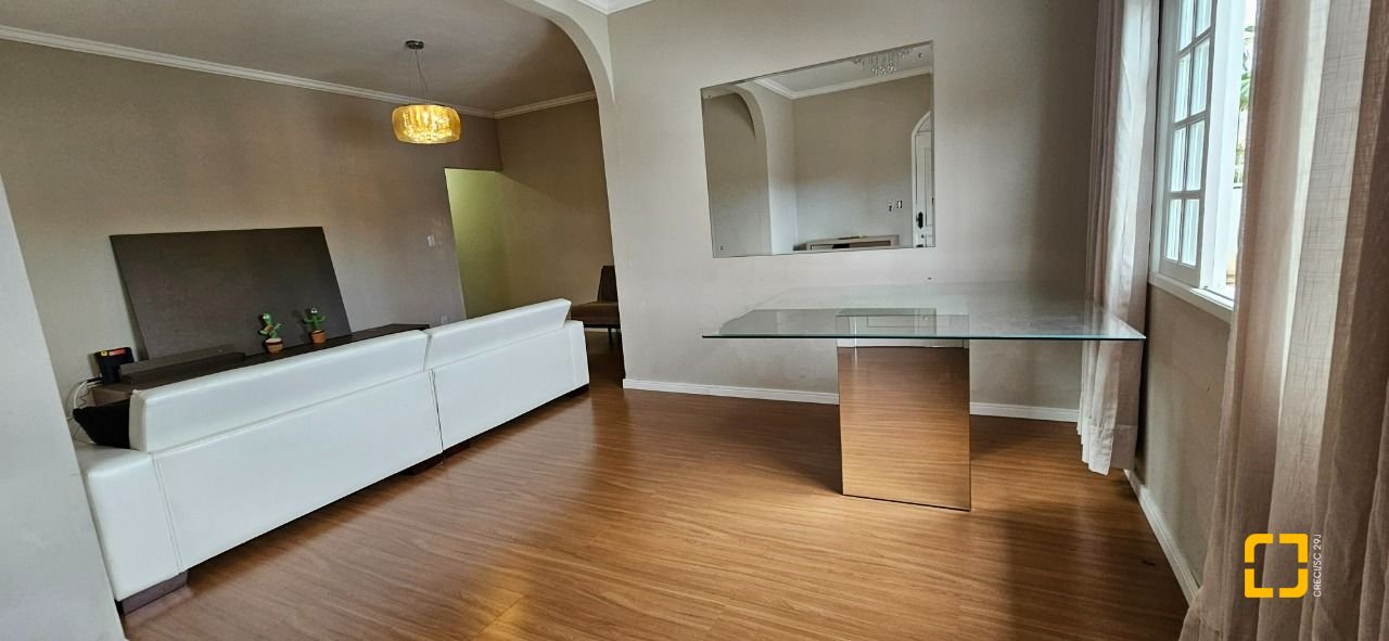 Casa com 200m², 14 quartos (sendo 10 suítes), 3 garagens, no bairro Capoeiras em Florianópolis