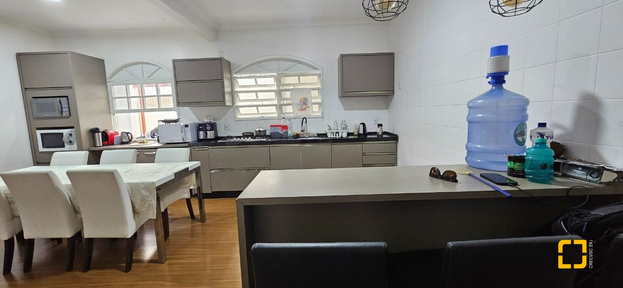 Casa com 200m², 14 quartos (sendo 10 suítes), 3 garagens, no bairro Capoeiras em Florianópolis