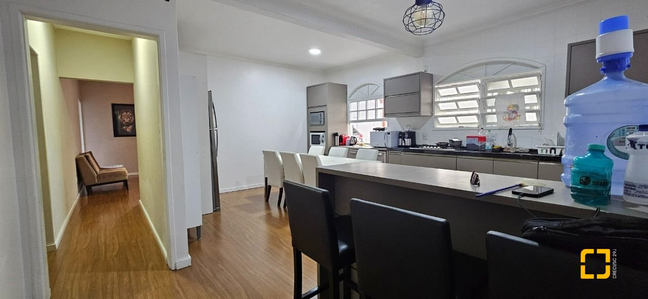 Casa com 200m², 14 quartos (sendo 10 suítes), 3 garagens, no bairro Capoeiras em Florianópolis