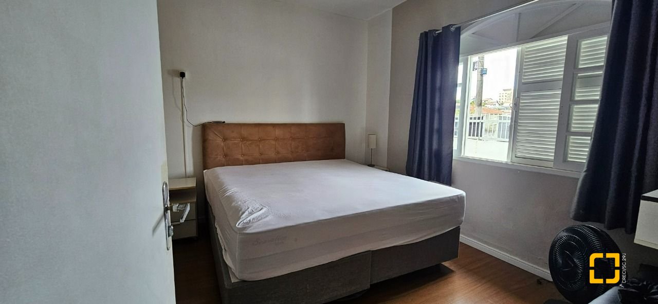 Casa com 200m², 14 quartos (sendo 10 suítes), 3 garagens, no bairro Capoeiras em Florianópolis