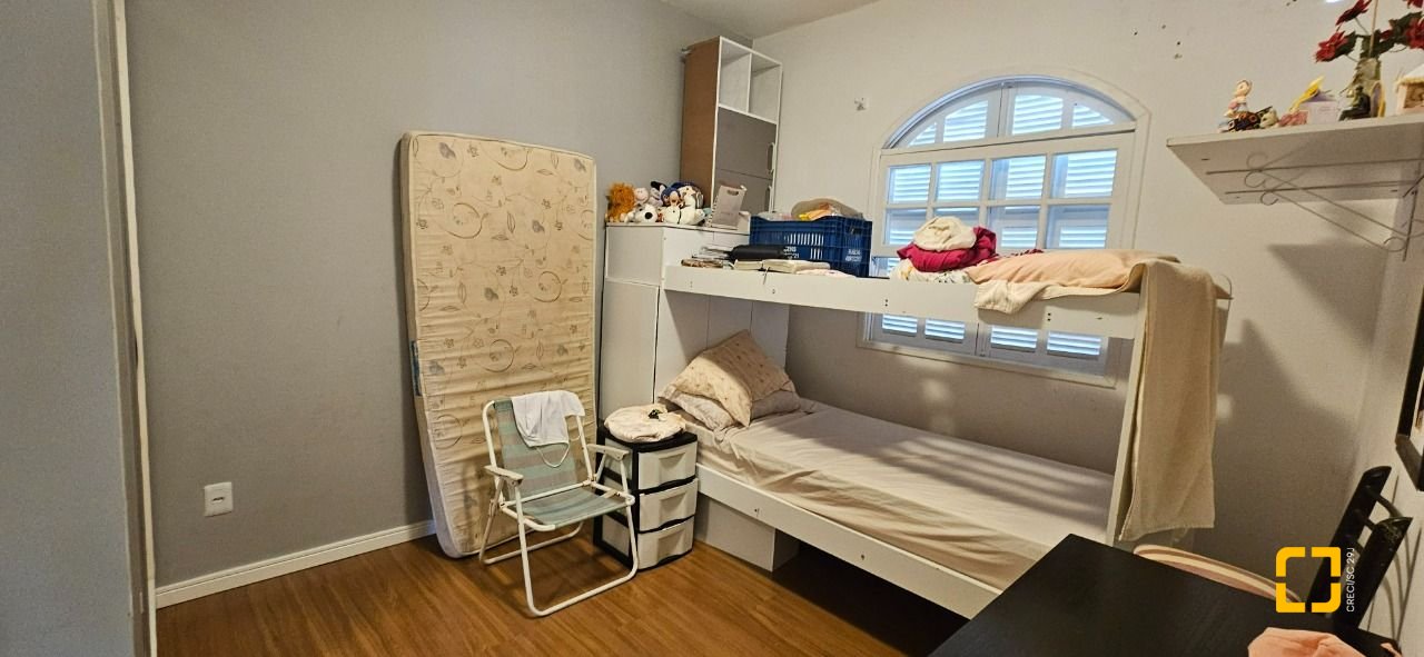 Casa com 200m², 14 quartos (sendo 10 suítes), 3 garagens, no bairro Capoeiras em Florianópolis