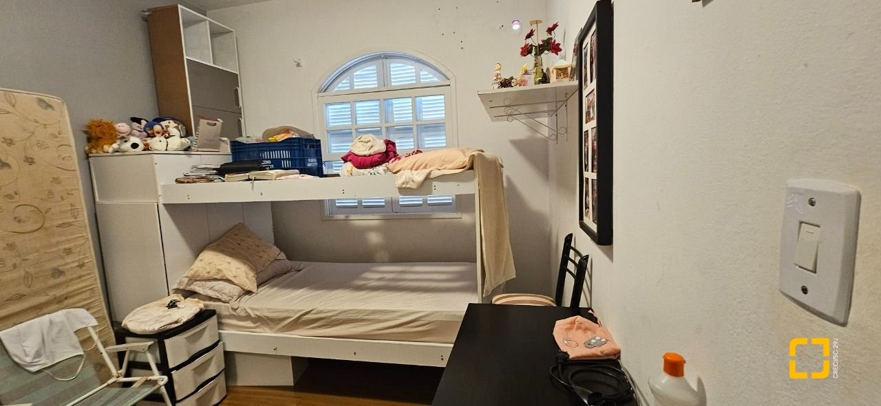 Casa com 200m², 14 quartos (sendo 10 suítes), 3 garagens, no bairro Capoeiras em Florianópolis