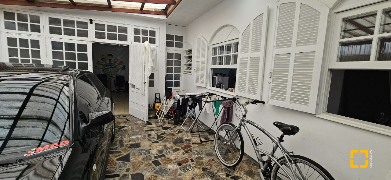 Casa com 200m², 14 quartos (sendo 10 suítes), 3 garagens, no bairro Capoeiras em Florianópolis