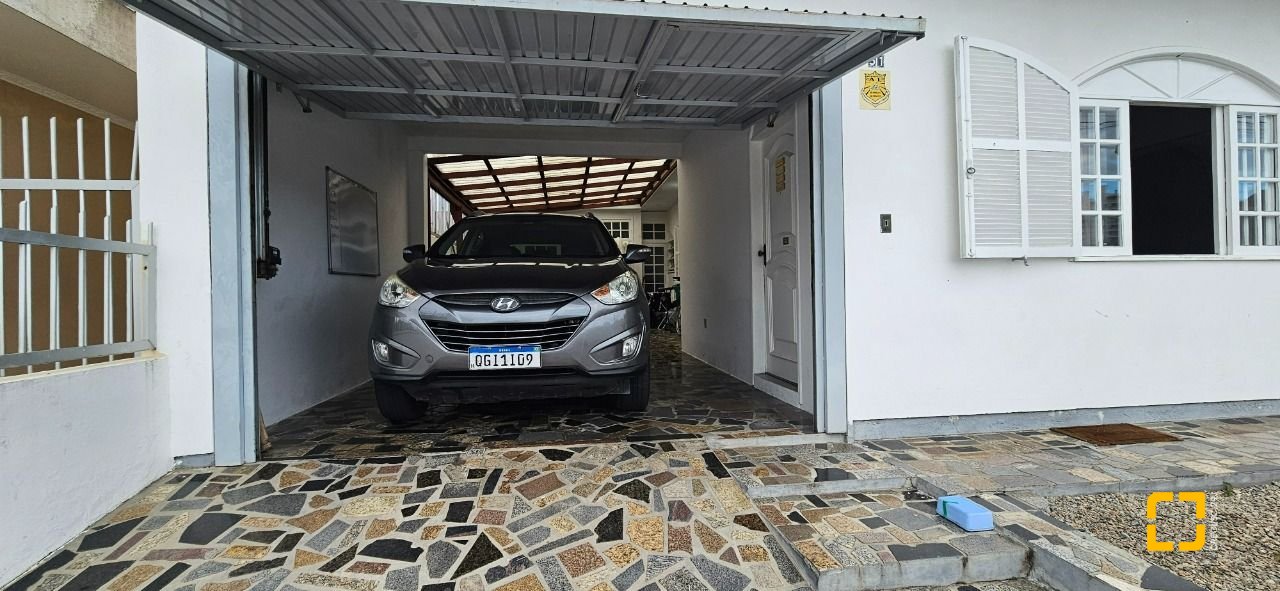 Casa com 200m², 14 quartos (sendo 10 suítes), 3 garagens, no bairro Capoeiras em Florianópolis