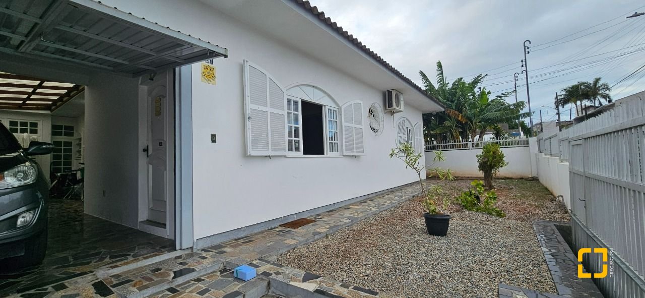 Casa com 200m², 14 quartos (sendo 10 suítes), 3 garagens, no bairro Capoeiras em Florianópolis