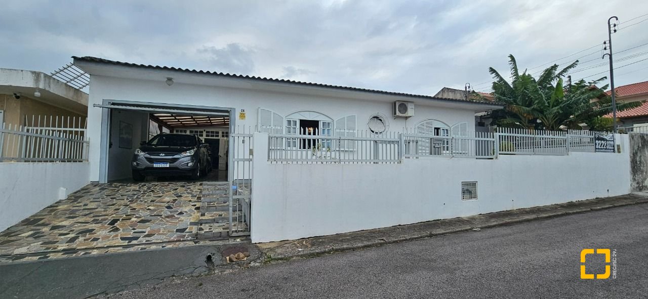 Casa com 200m², 14 quartos (sendo 10 suítes), 3 garagens, no bairro Capoeiras em Florianópolis