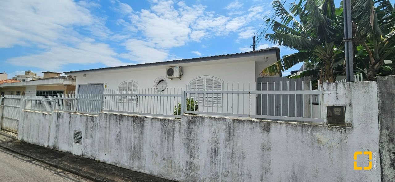 Casa com 200m², 14 quartos (sendo 10 suítes), 3 garagens, no bairro Capoeiras em Florianópolis