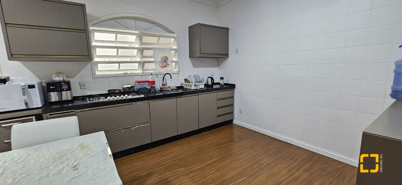 Casa com 200m², 14 quartos (sendo 10 suítes), 3 garagens, no bairro Capoeiras em Florianópolis