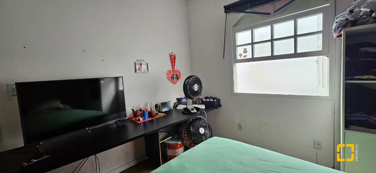 Casa com 200m², 14 quartos (sendo 10 suítes), 3 garagens, no bairro Capoeiras em Florianópolis