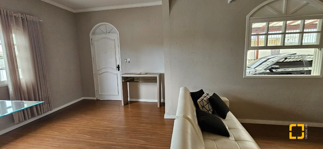 Casa com 200m², 14 quartos (sendo 10 suítes), 3 garagens, no bairro Capoeiras em Florianópolis