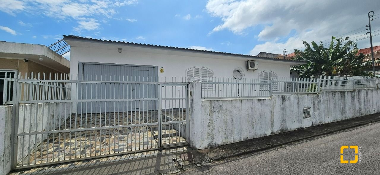 Casa com 200m², 14 quartos (sendo 10 suítes), 3 garagens, no bairro Capoeiras em Florianópolis