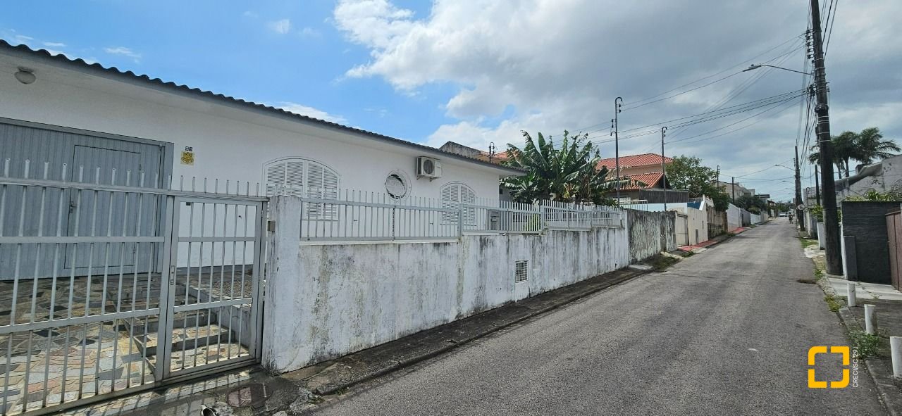 Casa com 200m², 14 quartos (sendo 10 suítes), 3 garagens, no bairro Capoeiras em Florianópolis