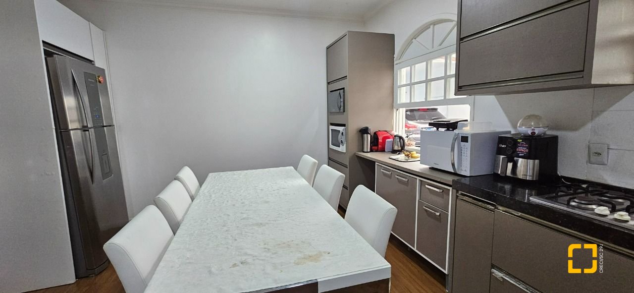 Casa com 200m², 14 quartos (sendo 10 suítes), 3 garagens, no bairro Capoeiras em Florianópolis
