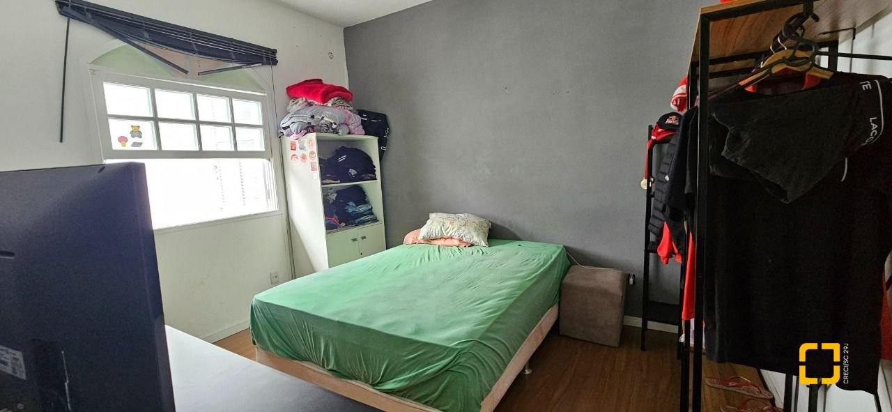 Casa com 200m², 14 quartos (sendo 10 suítes), 3 garagens, no bairro Capoeiras em Florianópolis