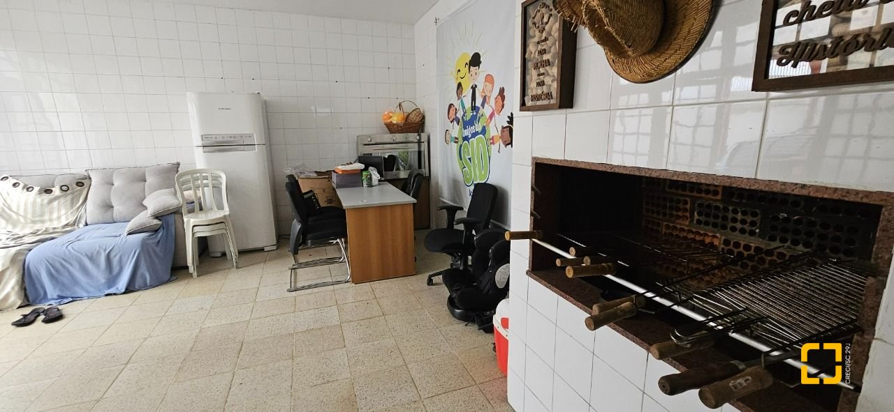 Casa com 200m², 14 quartos (sendo 10 suítes), 3 garagens, no bairro Capoeiras em Florianópolis