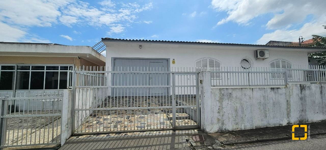 Casa com 200m², 14 quartos (sendo 10 suítes), 3 garagens, no bairro Capoeiras em Florianópolis