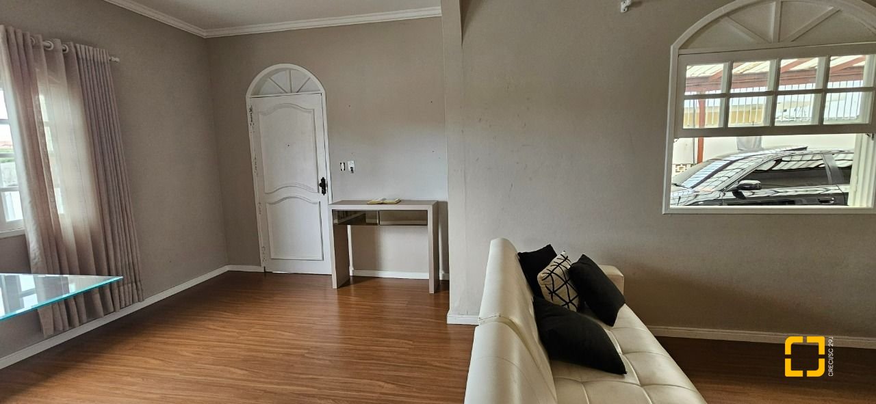 Casa com 200m², 14 quartos (sendo 10 suítes), 3 garagens, no bairro Capoeiras em Florianópolis