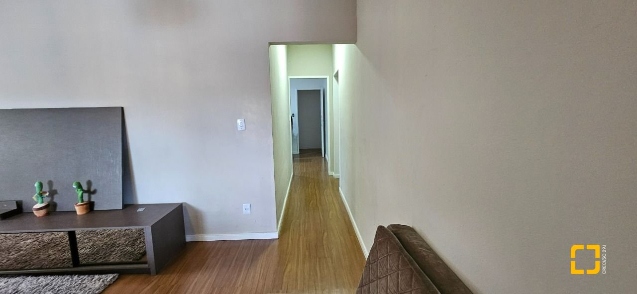 Casa com 200m², 14 quartos (sendo 10 suítes), 3 garagens, no bairro Capoeiras em Florianópolis