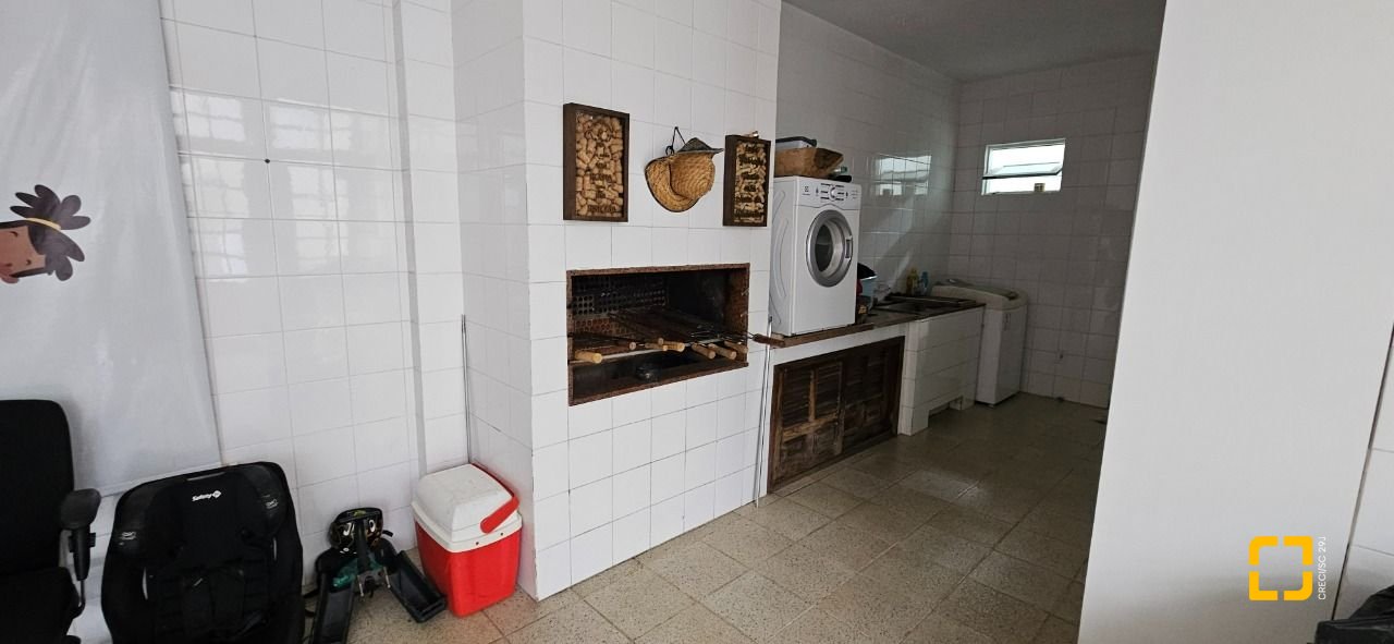 Casa com 200m², 14 quartos (sendo 10 suítes), 3 garagens, no bairro Capoeiras em Florianópolis