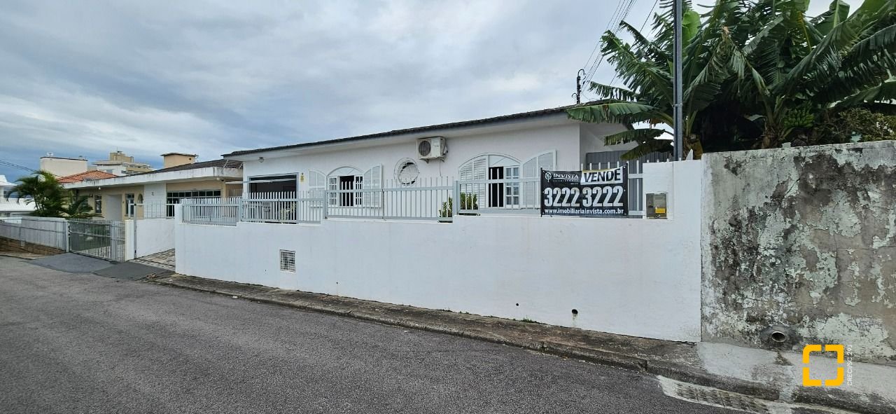 Casa com 200m², 14 quartos (sendo 10 suítes), 3 garagens, no bairro Capoeiras em Florianópolis