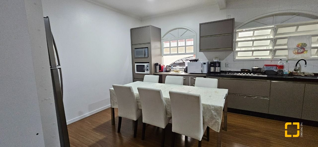 Casa com 200m², 14 quartos (sendo 10 suítes), 3 garagens, no bairro Capoeiras em Florianópolis