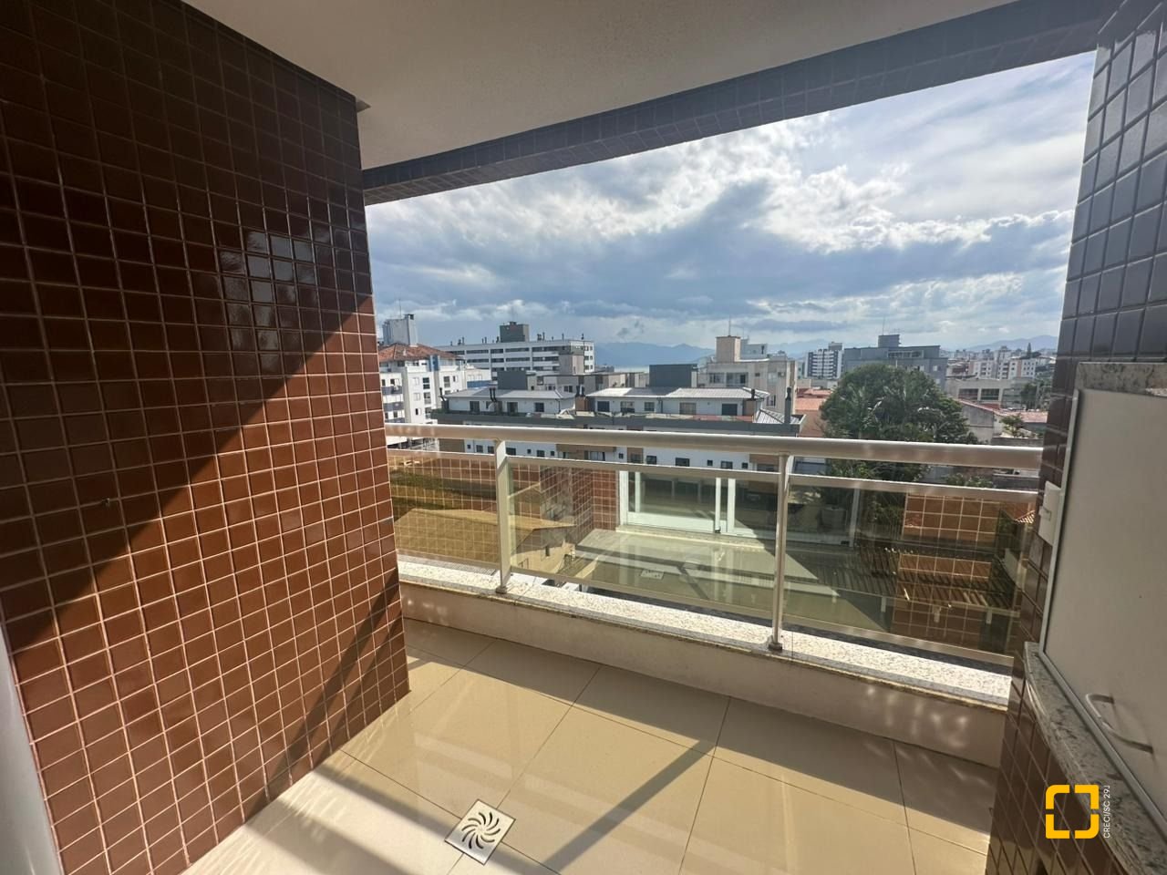 Apartamento com 70m², 3 quartos (sendo 1 suíte), 2 garagens, no bairro Estreito em Florianópolis