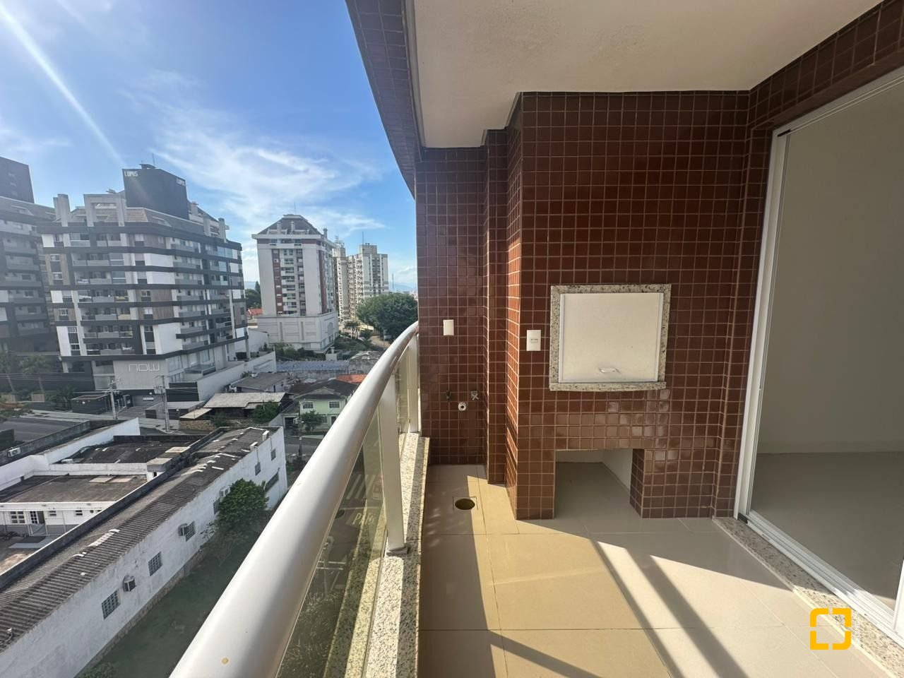 Apartamento com 70m², 3 quartos (sendo 1 suíte), 2 garagens, no bairro Estreito em Florianópolis