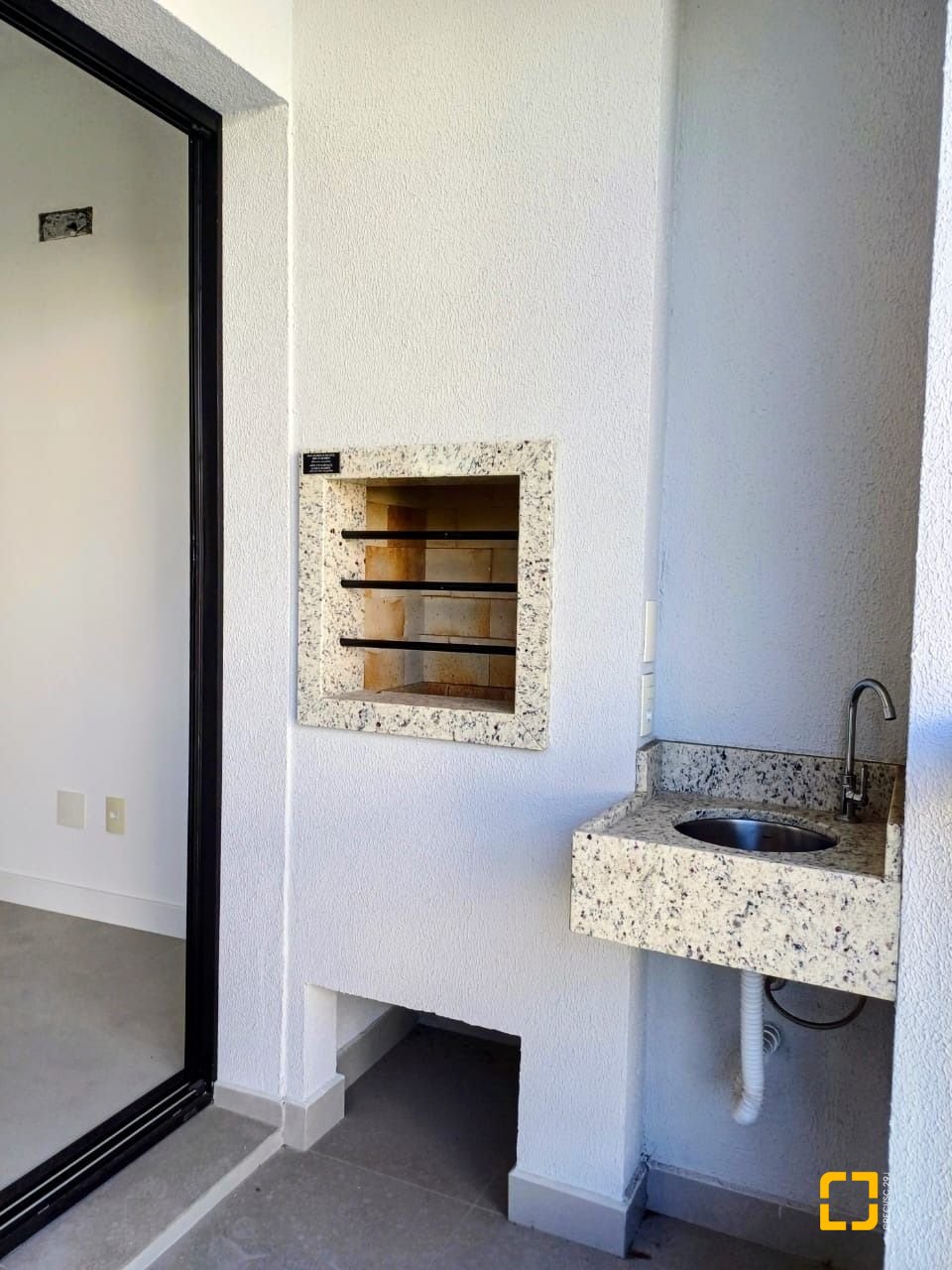 Apartamento com 53m², 2 quartos (sendo 1 suíte), 1 garagem, no bairro Jurerê em Florianópolis