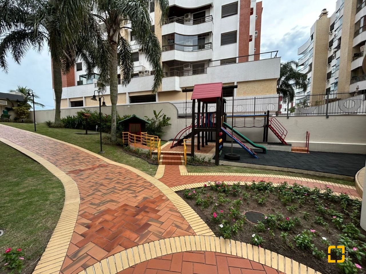 Apartamento com 129m², 4 quartos (sendo 1 suíte), 2 garagens, no bairro Bom Abrigo em Florianópolis