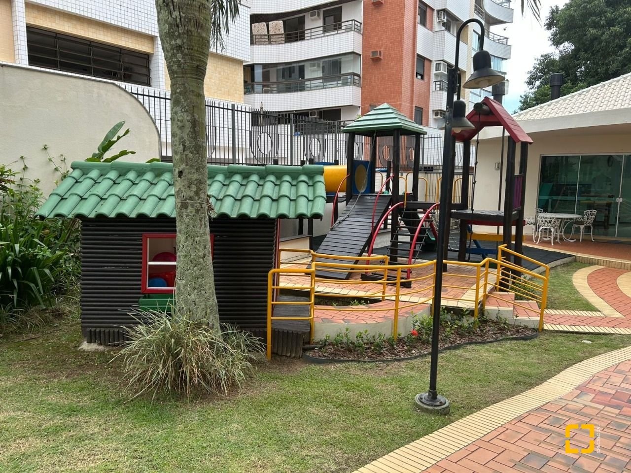 Apartamento com 129m², 4 quartos (sendo 1 suíte), 2 garagens, no bairro Bom Abrigo em Florianópolis