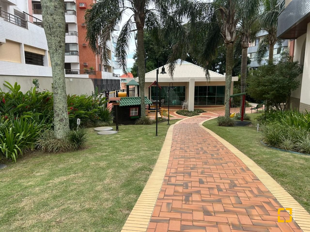 Apartamento com 129m², 4 quartos (sendo 1 suíte), 2 garagens, no bairro Bom Abrigo em Florianópolis