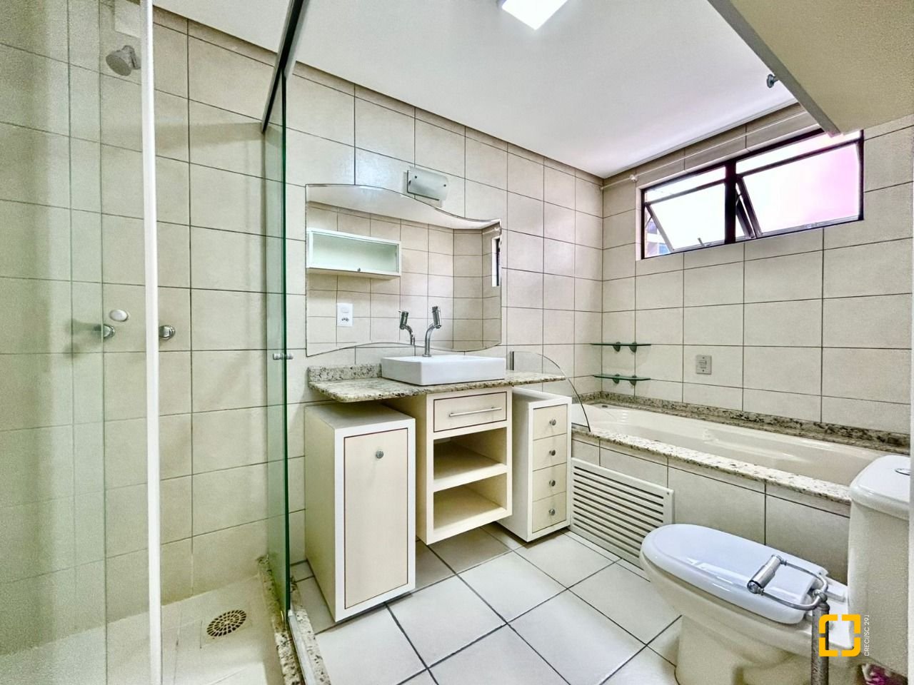 Apartamento com 129m², 4 quartos (sendo 1 suíte), 2 garagens, no bairro Bom Abrigo em Florianópolis