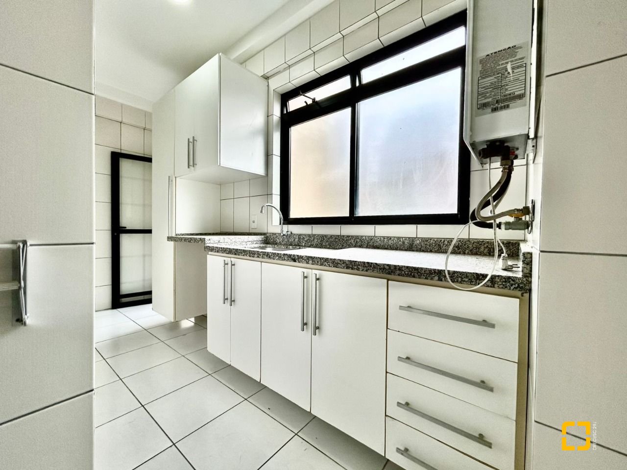 Apartamento com 129m², 4 quartos (sendo 1 suíte), 2 garagens, no bairro Bom Abrigo em Florianópolis