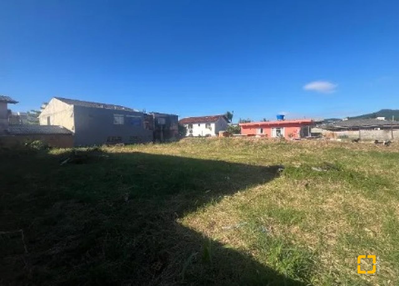 Terreno com 675m², no bairro Canasvieiras em Florianópolis
