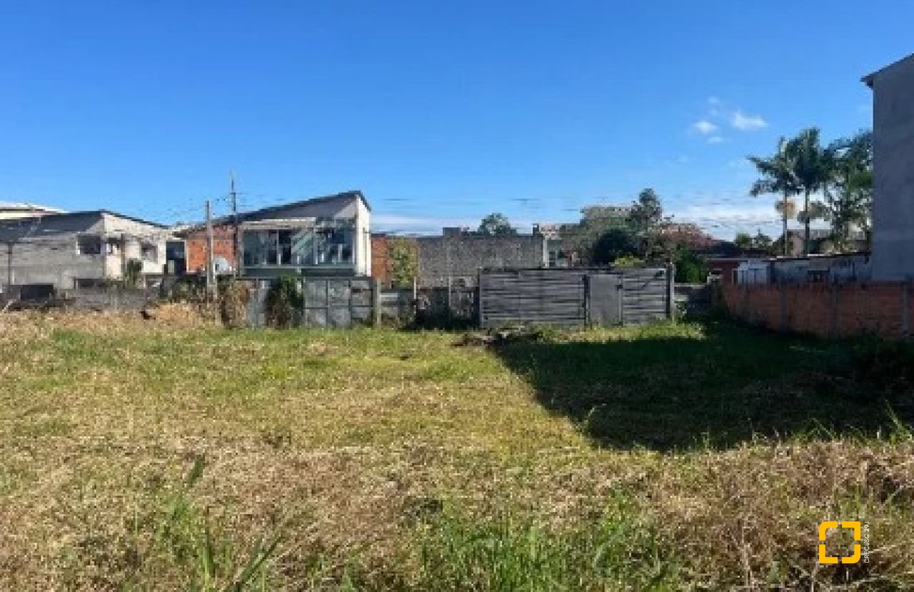 Terreno com 675m², no bairro Canasvieiras em Florianópolis