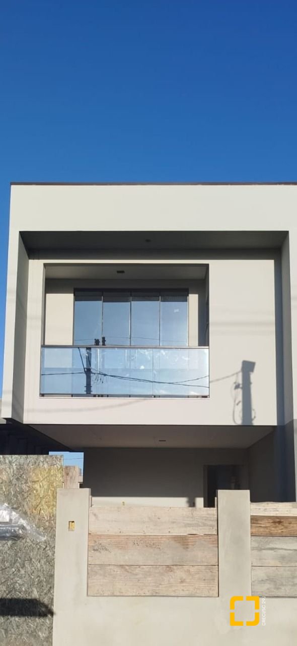 Casa com 161m², 3 quartos (sendo 1 suíte), 2 garagens, no bairro Sertão do Maruim em São José