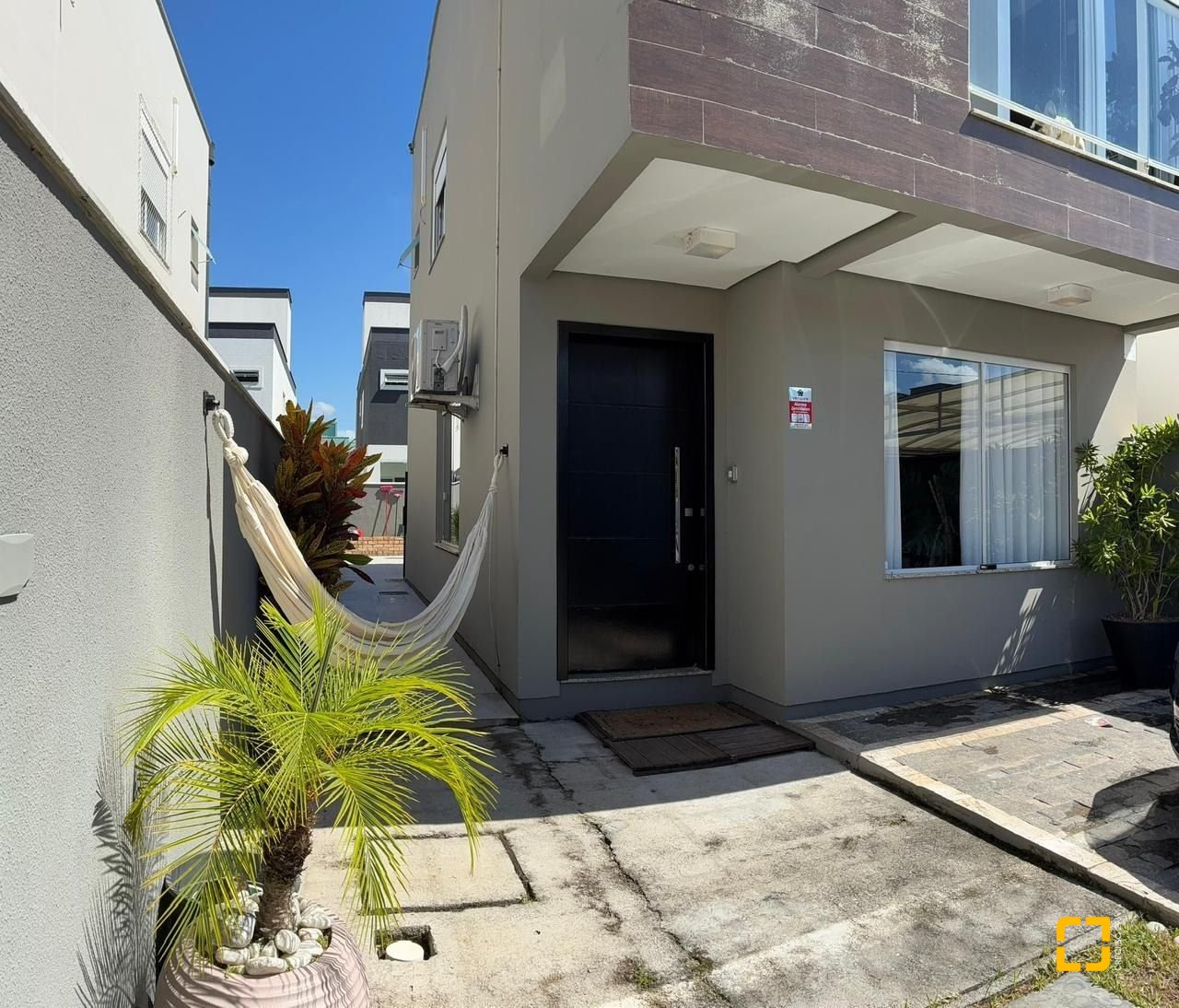 Casa com 102m², 4 quartos (sendo 1 suíte), 2 garagens, no bairro Ribeirão da Ilha em Florianópolis