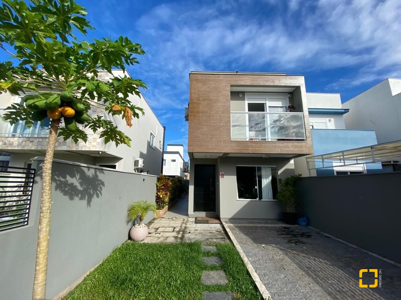 Casa com 102m², 4 quartos (sendo 1 suíte), 2 garagens, no bairro Ribeirão da Ilha em Florianópolis