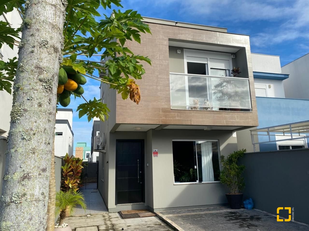 Casa com 102m², 4 quartos (sendo 1 suíte), 2 garagens, no bairro Ribeirão da Ilha em Florianópolis