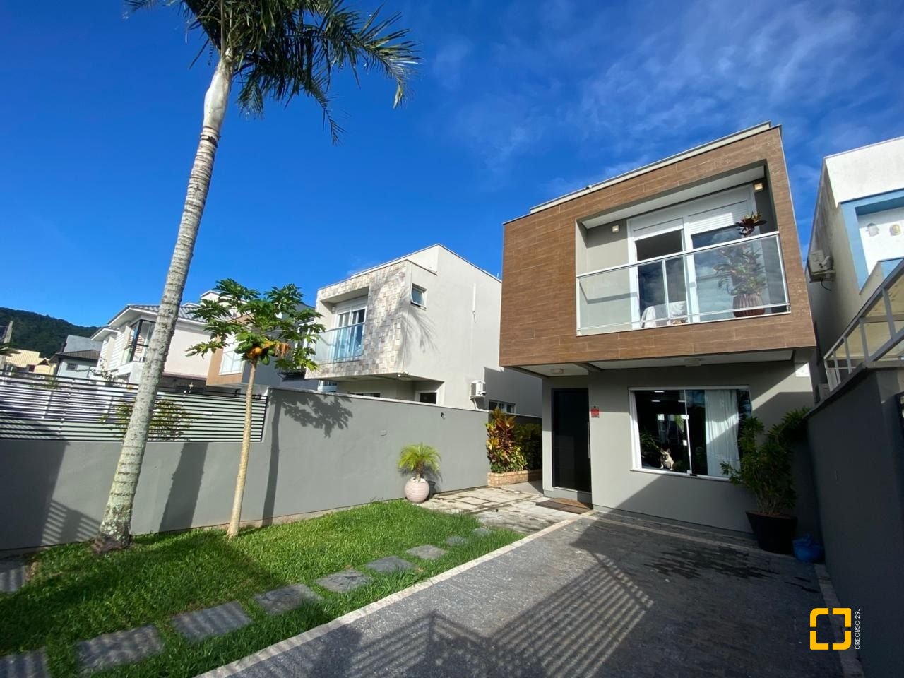 Casa com 102m², 4 quartos (sendo 1 suíte), 2 garagens, no bairro Ribeirão da Ilha em Florianópolis
