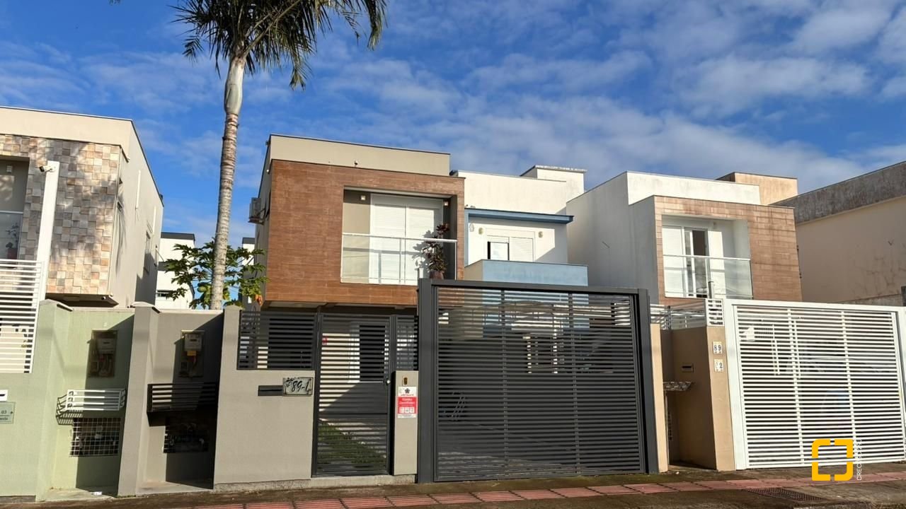 Casa com 102m², 4 quartos (sendo 1 suíte), 2 garagens, no bairro Ribeirão da Ilha em Florianópolis