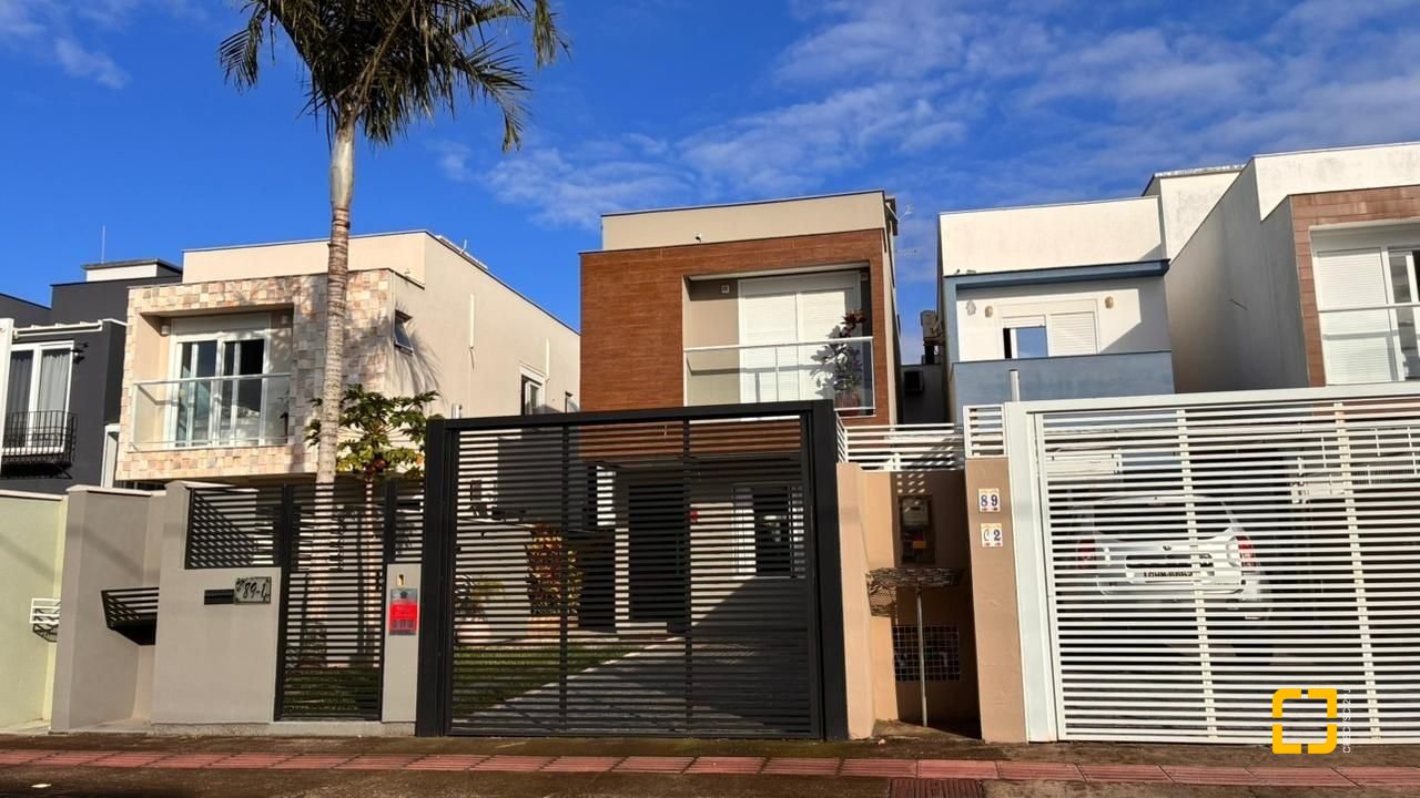 Casa com 102m², 4 quartos (sendo 1 suíte), 2 garagens, no bairro Ribeirão da Ilha em Florianópolis