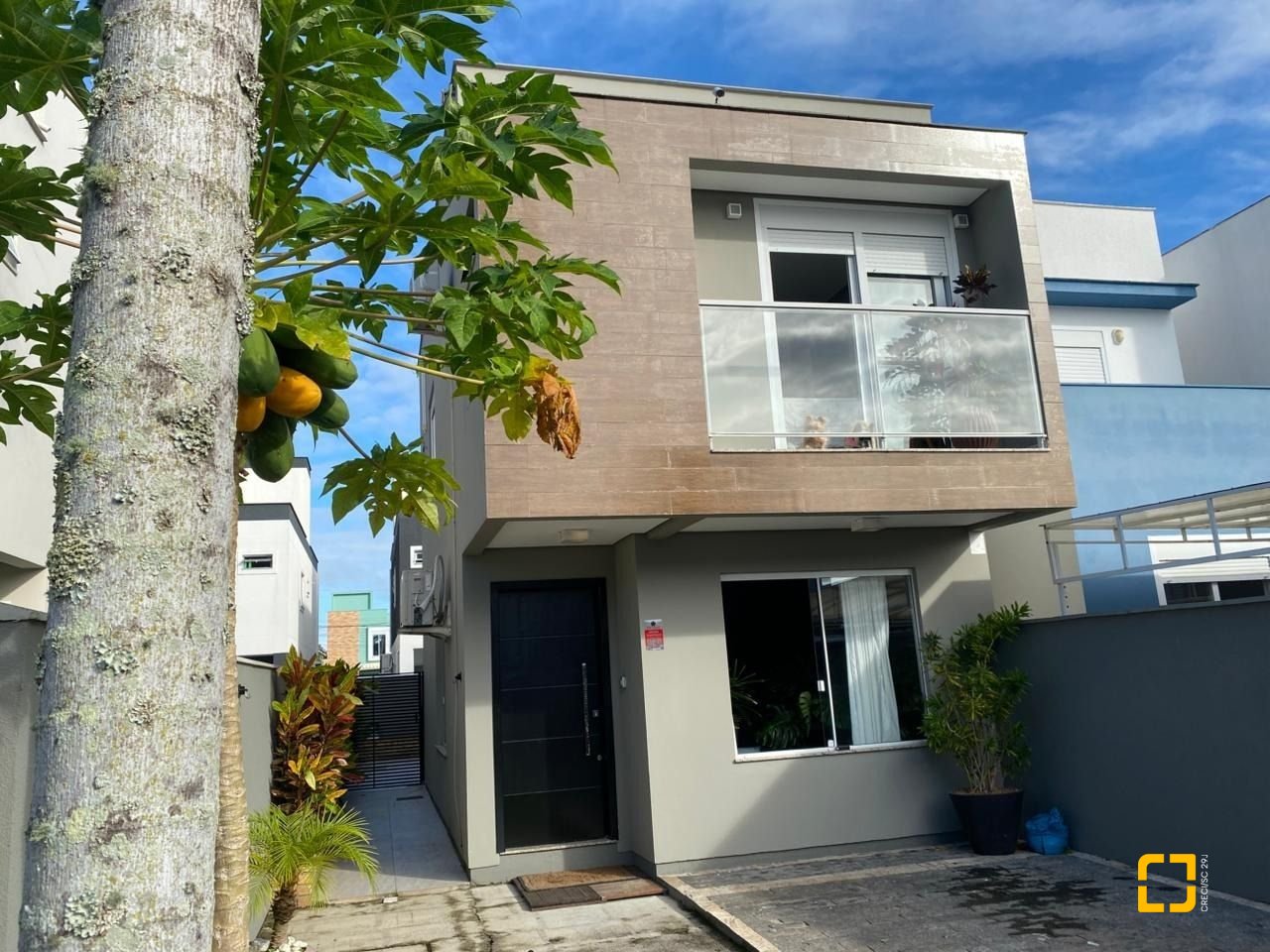 Casa com 102m², 4 quartos (sendo 1 suíte), 2 garagens, no bairro Ribeirão da Ilha em Florianópolis