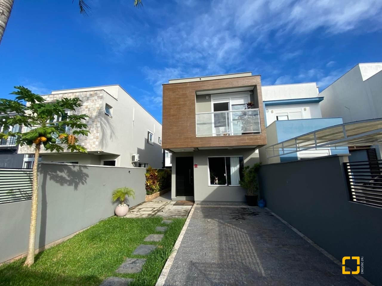 Casa com 102m², 4 quartos (sendo 1 suíte), 2 garagens, no bairro Ribeirão da Ilha em Florianópolis
