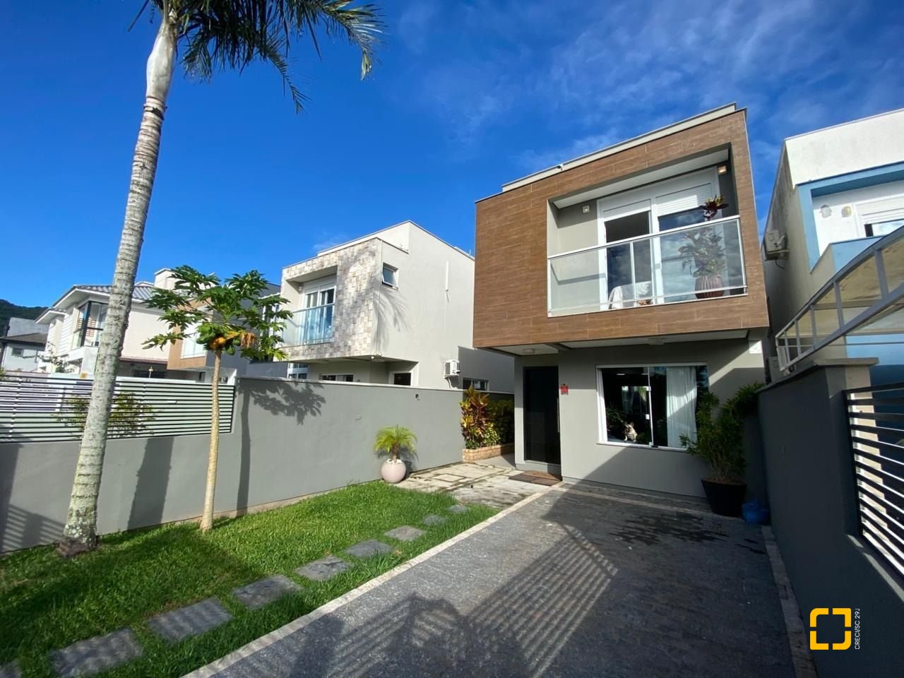 Casa com 102m², 4 quartos (sendo 1 suíte), 2 garagens, no bairro Ribeirão da Ilha em Florianópolis