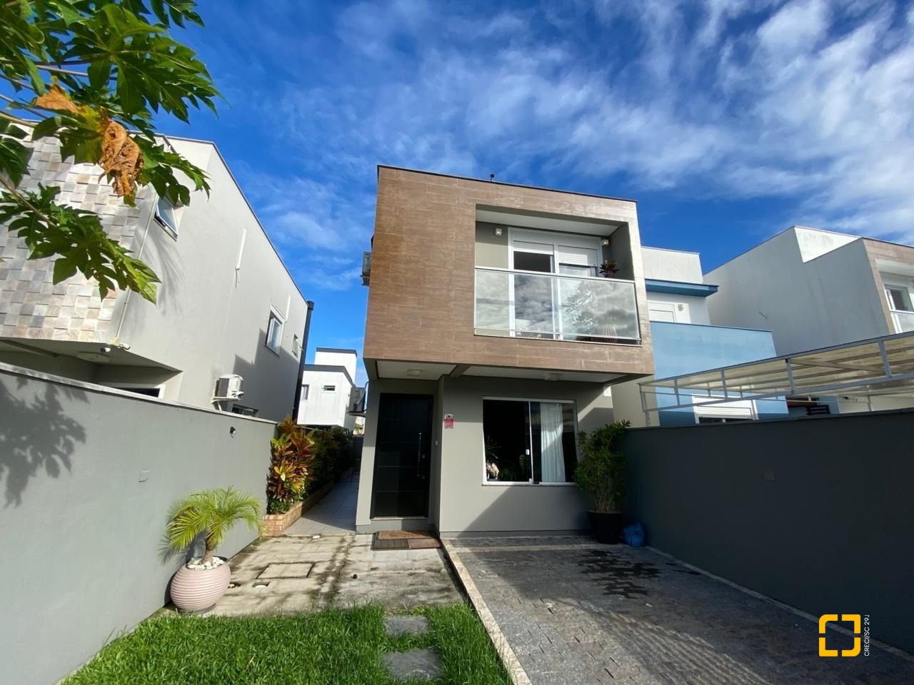 Casa com 102m², 4 quartos (sendo 1 suíte), 2 garagens, no bairro Ribeirão da Ilha em Florianópolis