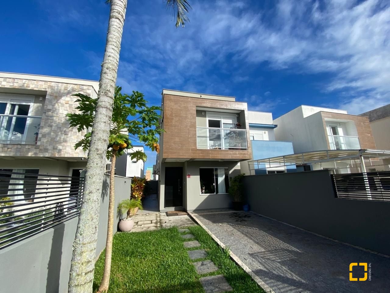 Casa com 102m², 4 quartos (sendo 1 suíte), 2 garagens, no bairro Ribeirão da Ilha em Florianópolis