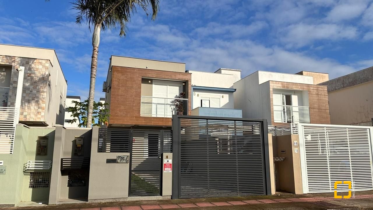 Casa com 102m², 4 quartos (sendo 1 suíte), 2 garagens, no bairro Ribeirão da Ilha em Florianópolis
