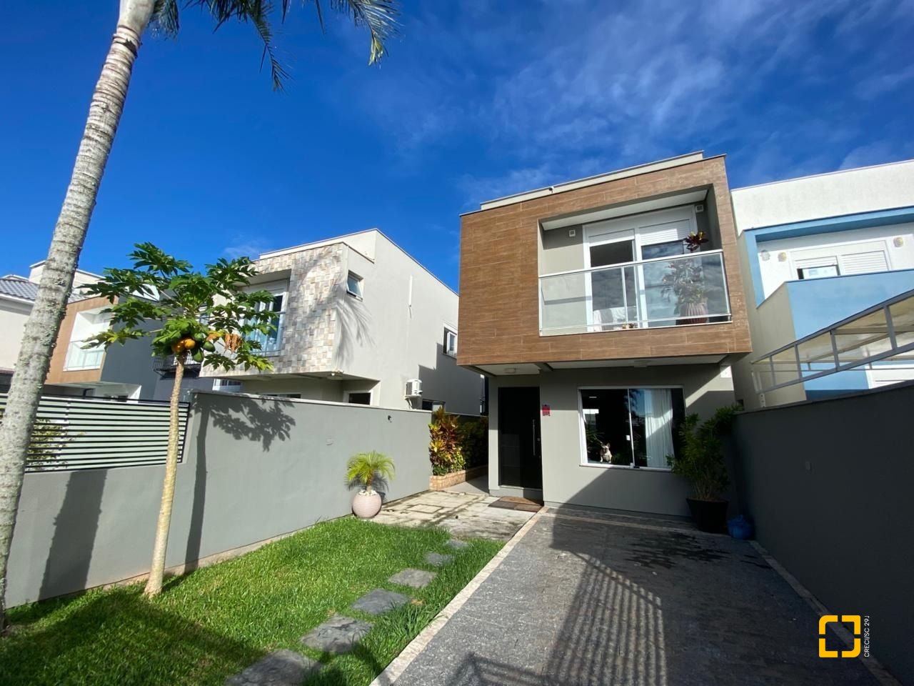 Casa com 102m², 4 quartos (sendo 1 suíte), 2 garagens, no bairro Ribeirão da Ilha em Florianópolis